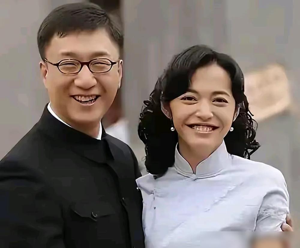 姚晨刚和曹郁官宣离婚。说其实多年前就分开了，那时候孩子小没公开。对比她跟凌潇