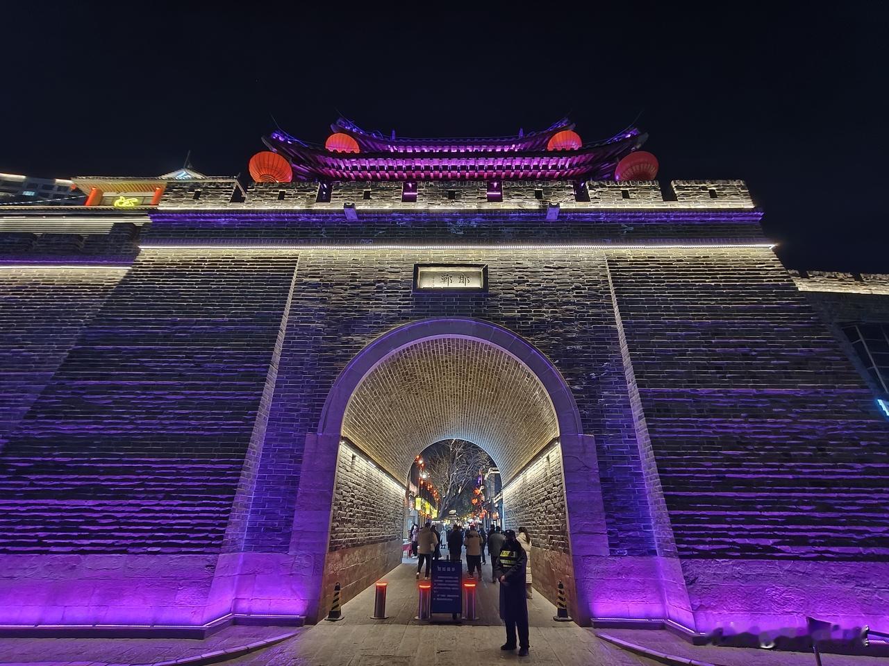 【邯郸道夜游｜灯火里的三千年穿越】华灯初上时踏入邯郸道，才算读懂这座城的古今浪