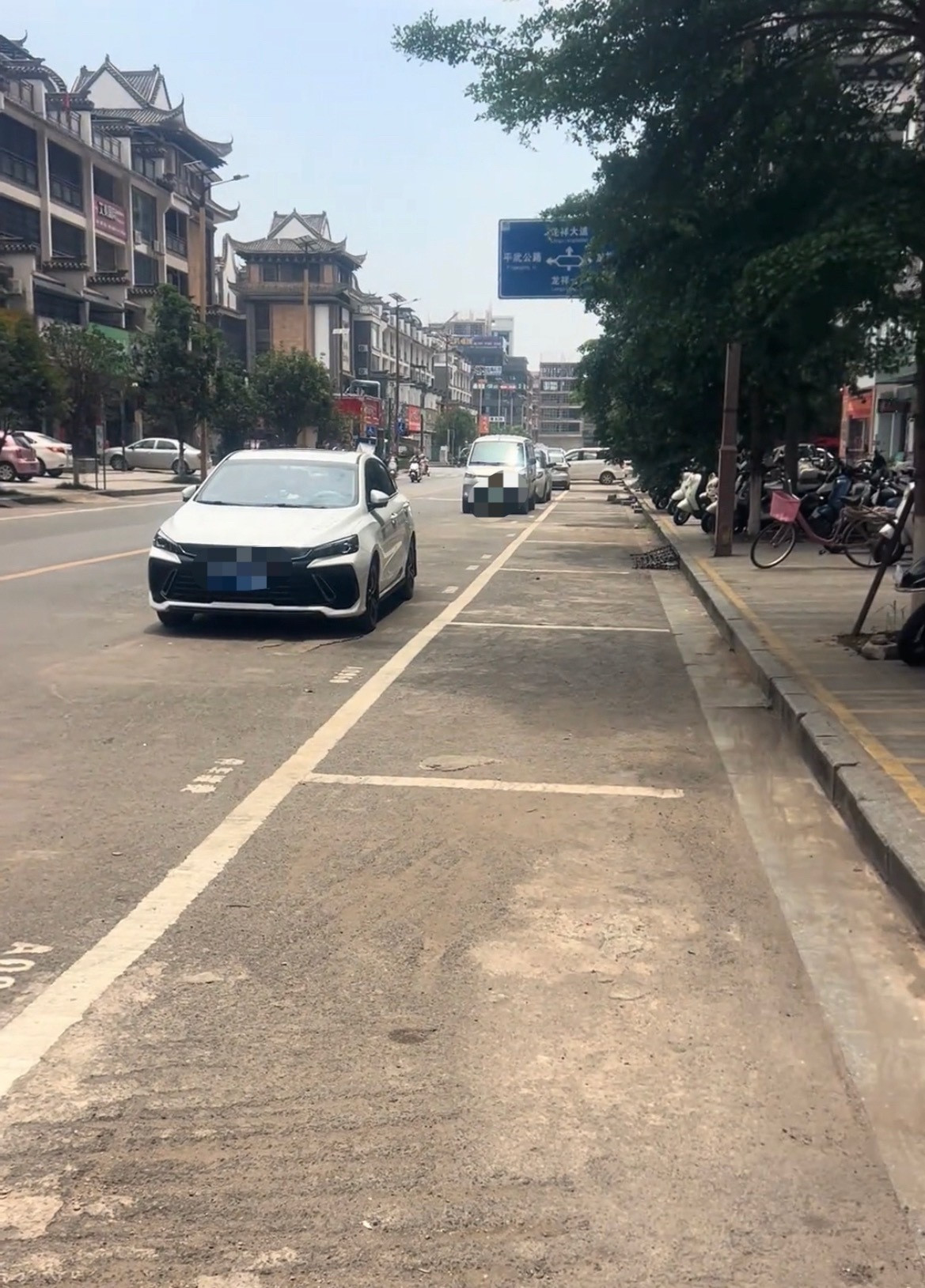 【贵港平南路边车位车主们不停停旁边去】5月11日，网友爆料称：广西贵港平南某道路