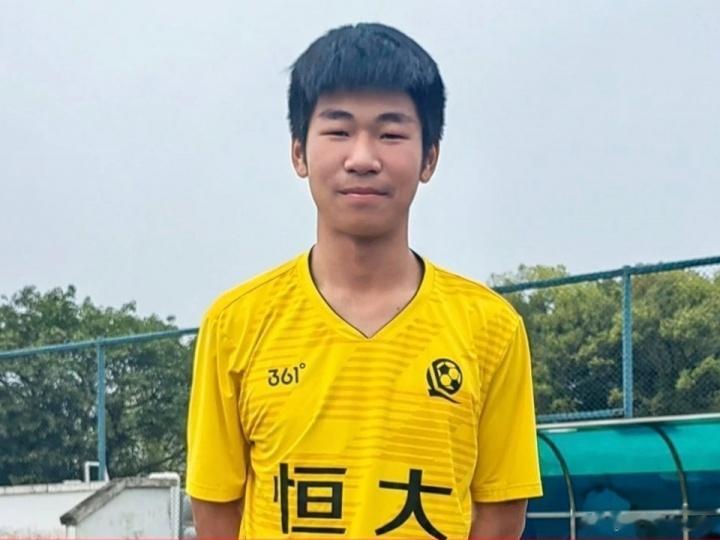 恒大足校17岁新星梁钜聪加盟杰志，港超赛场开启职业征程