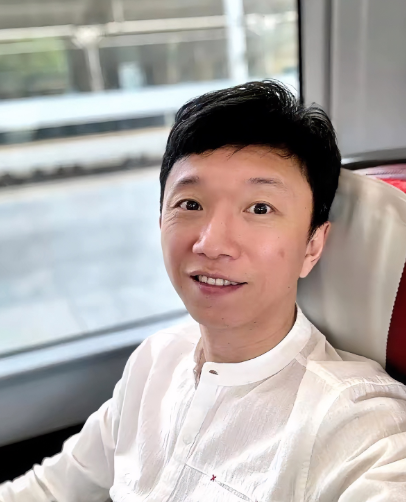 演员宋家腾的家庭关系如下：妻子：宋家腾的妻子是圈外人，来自山东济南，长相出众