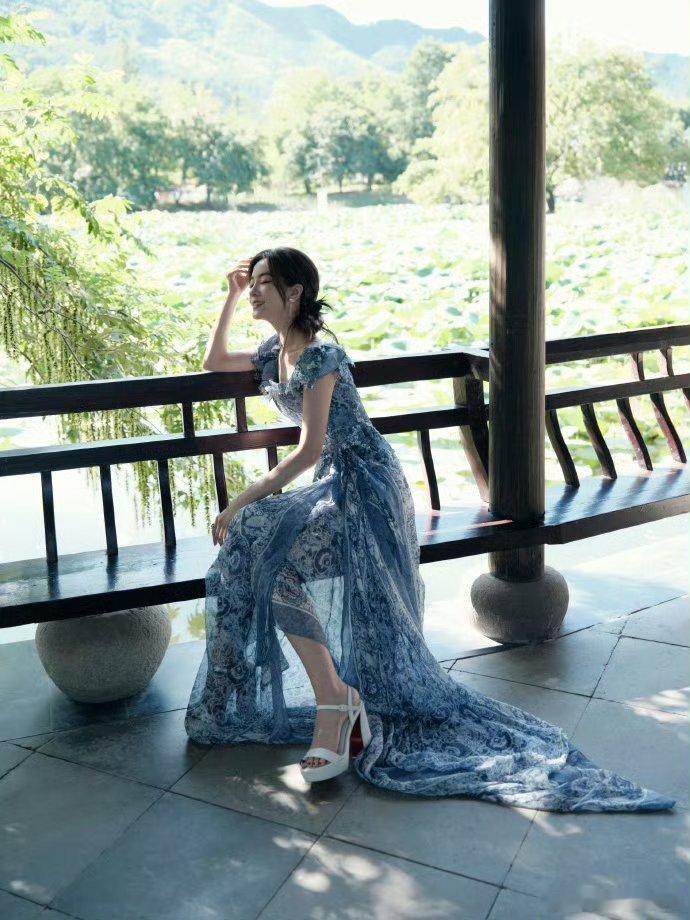 李晟中式美学这一块温婉典雅啊啊啊好美的李晟姐姐[比心][爱心]温文尔雅举手投足散