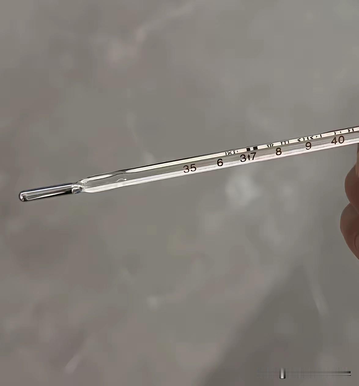 真没想到这个陪伴了我们几十年的水银体温计也要和我们说再见了，从小用到大的物件以