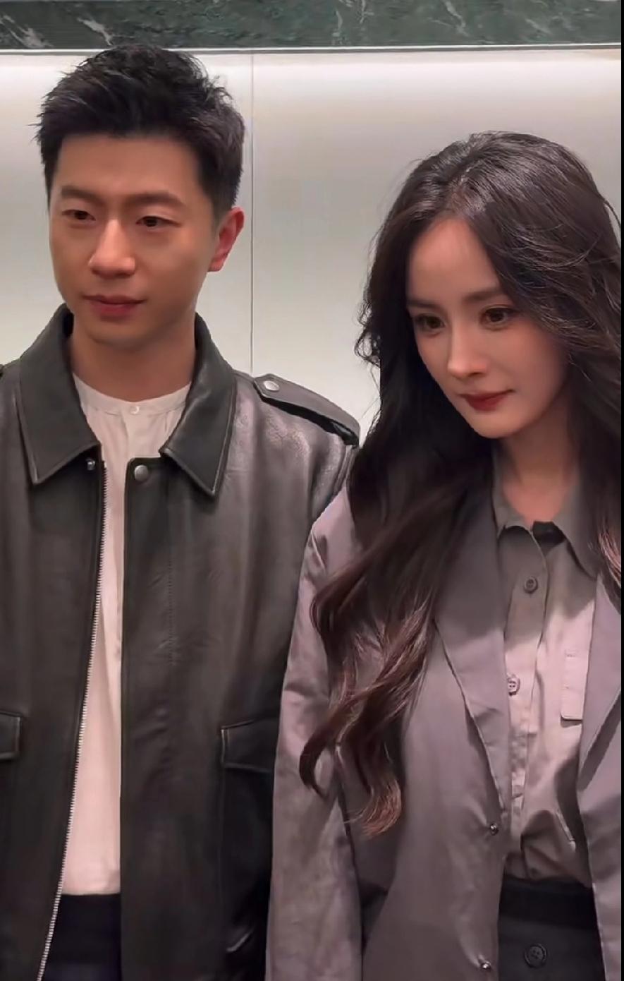 马龙和杨幂同框，这波颜值鲨疯了✨龙队这头脸比例也太优越了吧！跟杨幂同框出席