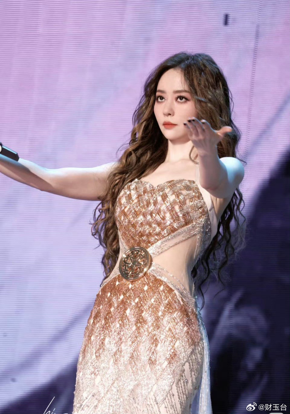 张靓颖自曝do脸翻车正恢复张靓颖演唱会大方自曝医美翻车、自嘲“不笑女”，坦诚又幽