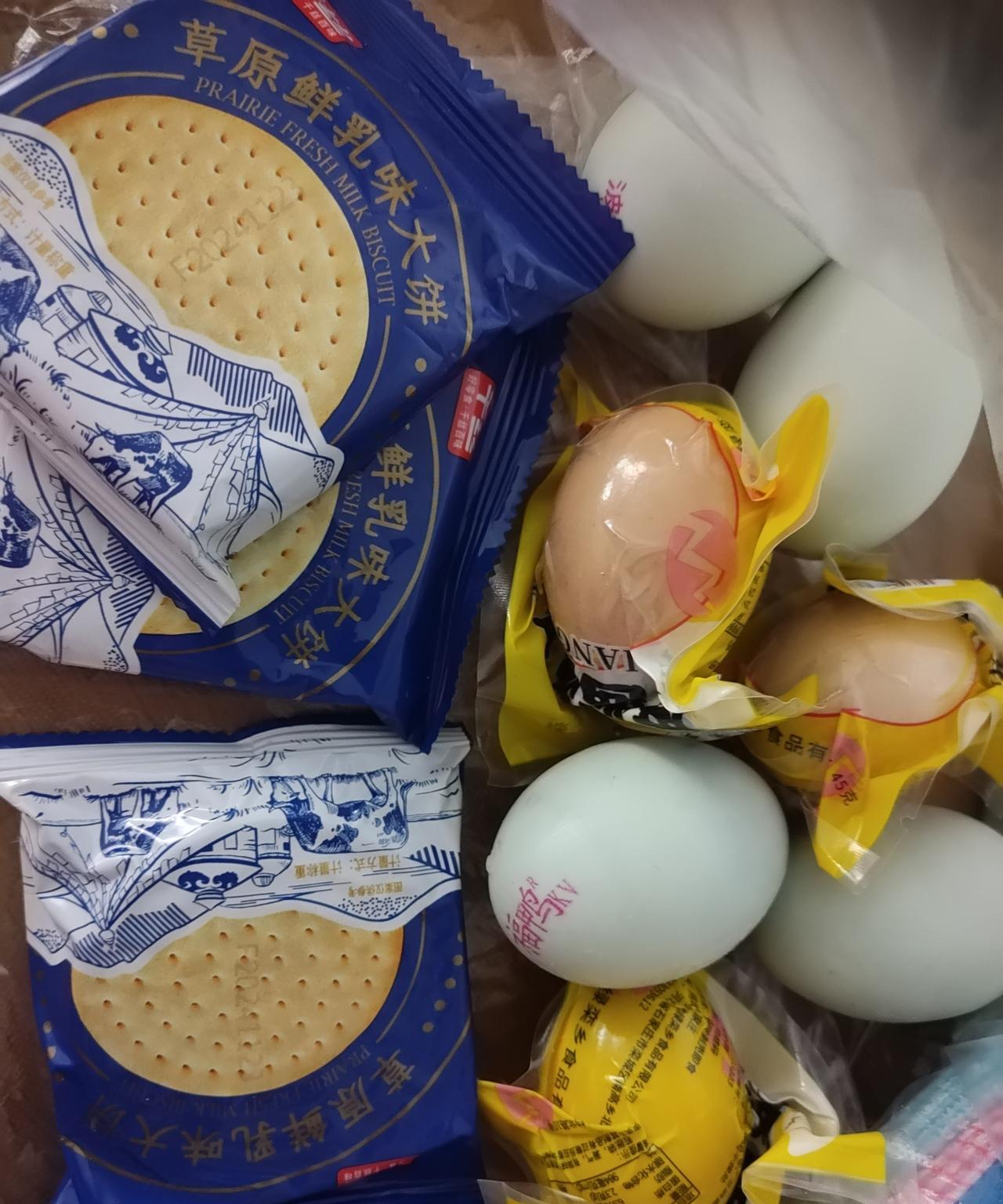 早上姐姐来我家拉单杠，给我带来4个咸鸭蛋，三个麻将鸡蛋，三块饼干。冰箱里剩的，