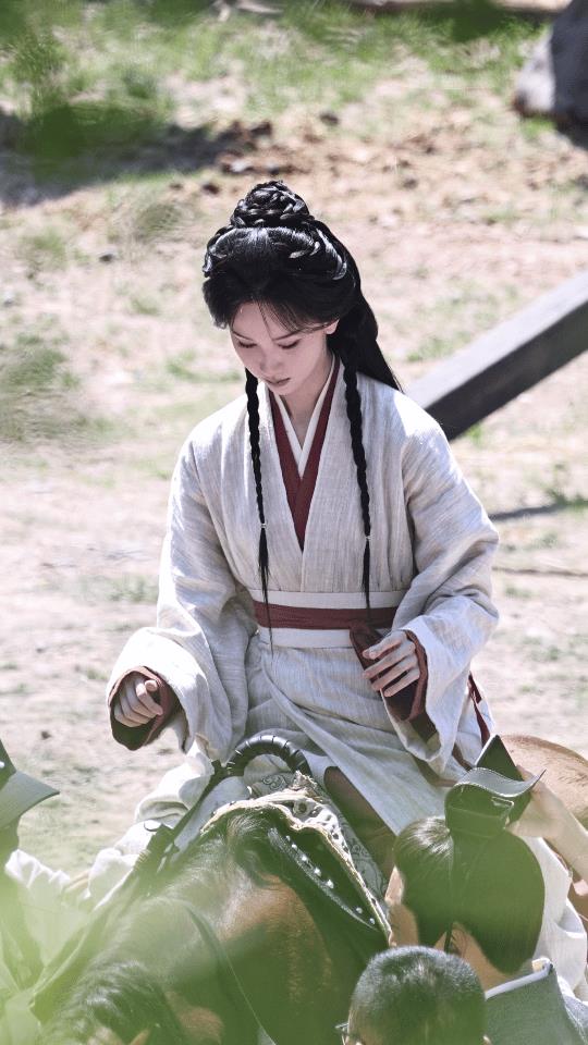 被陈都灵《翘楚》骑马路透美晕！谁能拒绝乖乖骑马的陈都灵？？《翘楚》路透释出，
