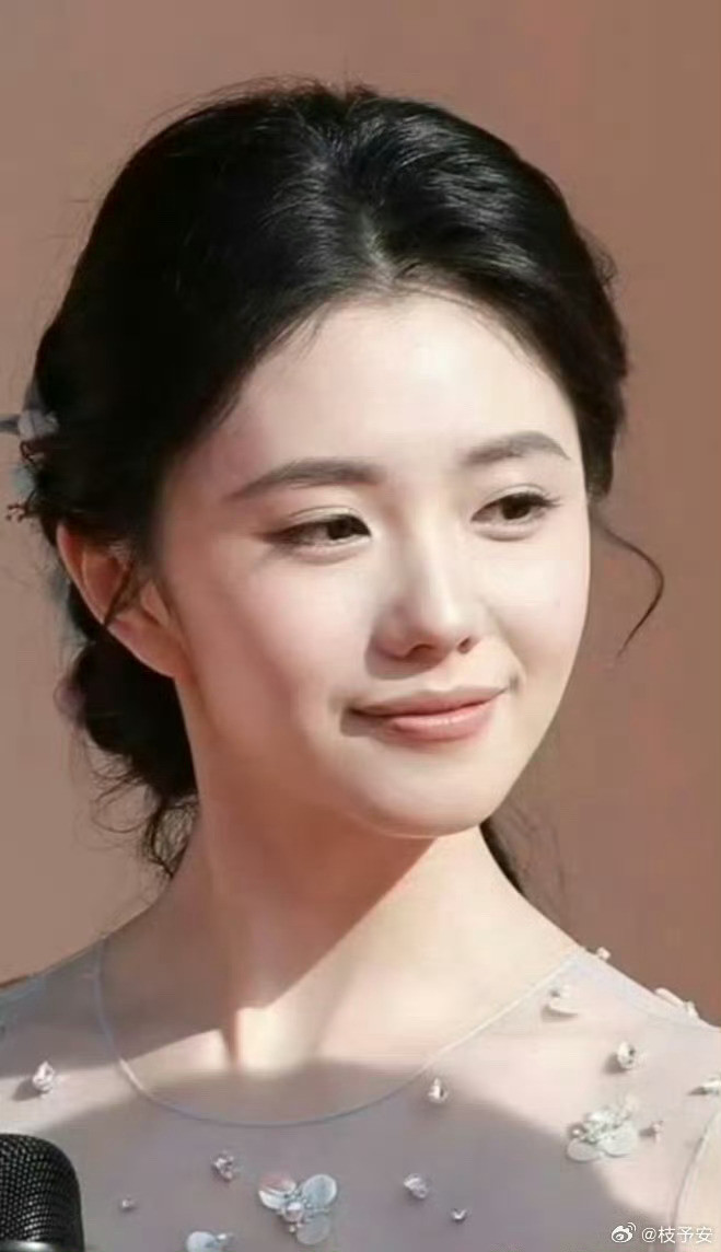 刘浩存真的长了一张完全没有医美痕迹自然美的脸……不用过多修饰就很有灵气