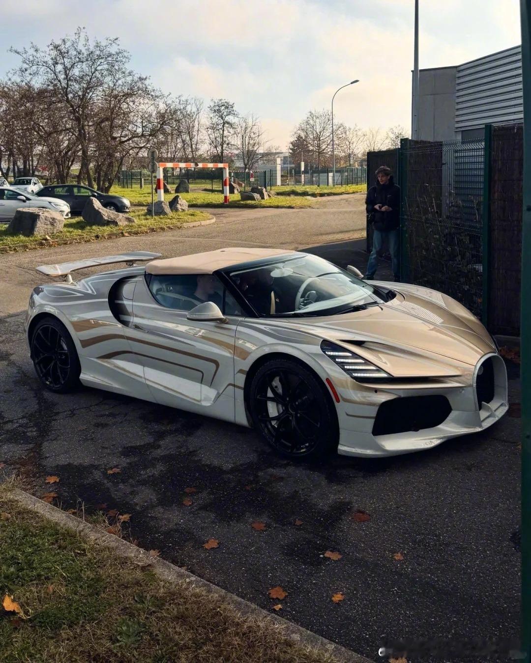 仅99辆，极其罕见的布加迪MistralLaPerleRare，被偶遇（图