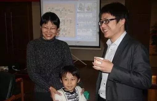 “棋圣”聂卫平共有三段婚姻。第一段婚姻，妻子名叫孔祥明，中国首位女子围棋八段