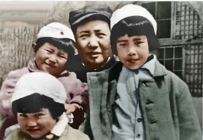 延安时期，毛主席与女儿李讷，叶子龙、蒋英之女叶利亚，叶燕在一起，笑容满面，合影留