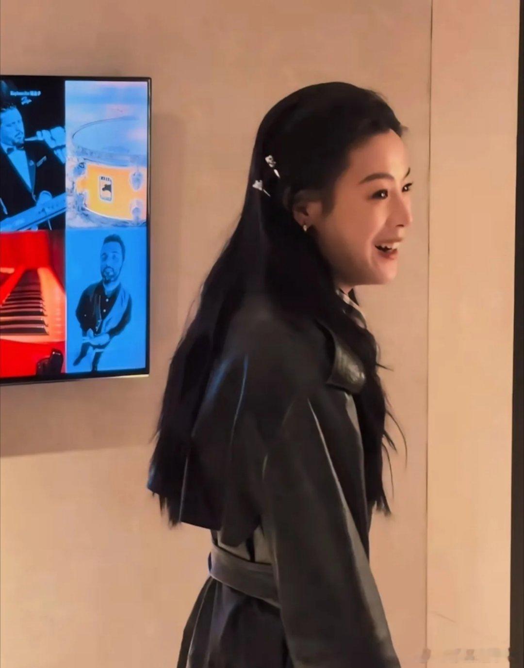 陈丽君黑色皮衣显酷帅，回眸一惊超可爱，反差萌戳中人心，造型与气质完美契合，又美又