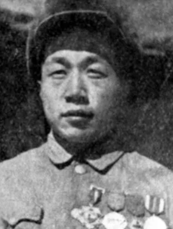 “别进去了，困死他！”1950年，一战士被3000美军堵在坑道中，美军在外扎营，