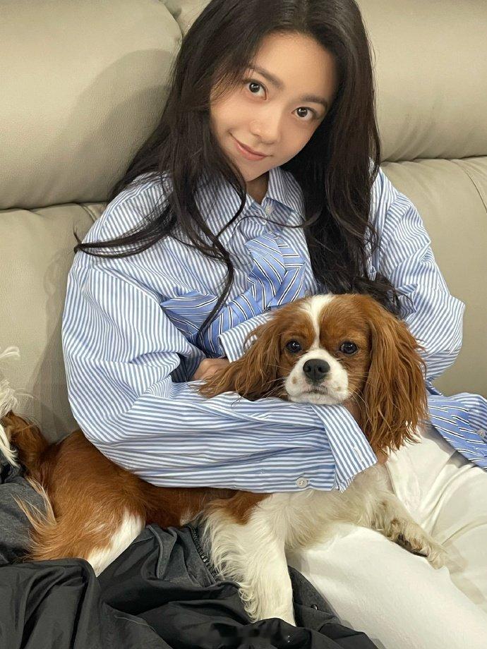 赵今麦晒和狗狗合照少女麦就这样穿着蓝色条纹衬衫👔抱着拿铁大秀爱狗，别说拿铁确实