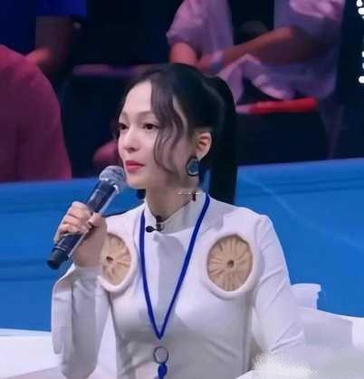 谁能告诉我张韶涵这衣服上安了个什么啊