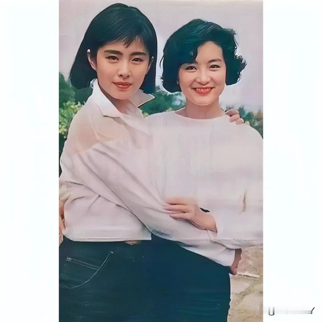 这是31岁的王祖贤与44岁的林青霞的一张合影老照片，拍摄于上世纪90年代末，真是