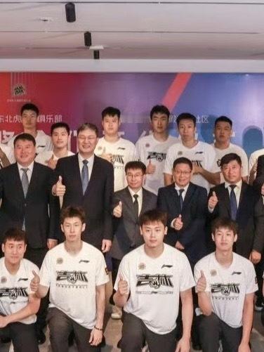 刘雁宇和赵率舟亮相吉林队在今日“长白山恩都里”冠名吉林队的仪式上吉林队全队合影，