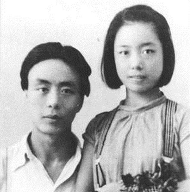 1955年，北京作协的2楼窗口，一双眼睛正死死盯着楼下做操的年轻女人。她22岁，
