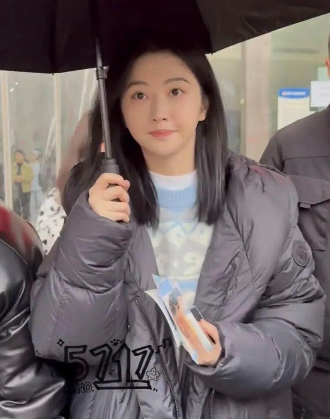 36岁景甜增肥后变化太大！穿毛衣搭羽绒服被拍，胶原蛋白满满嫩似少女！