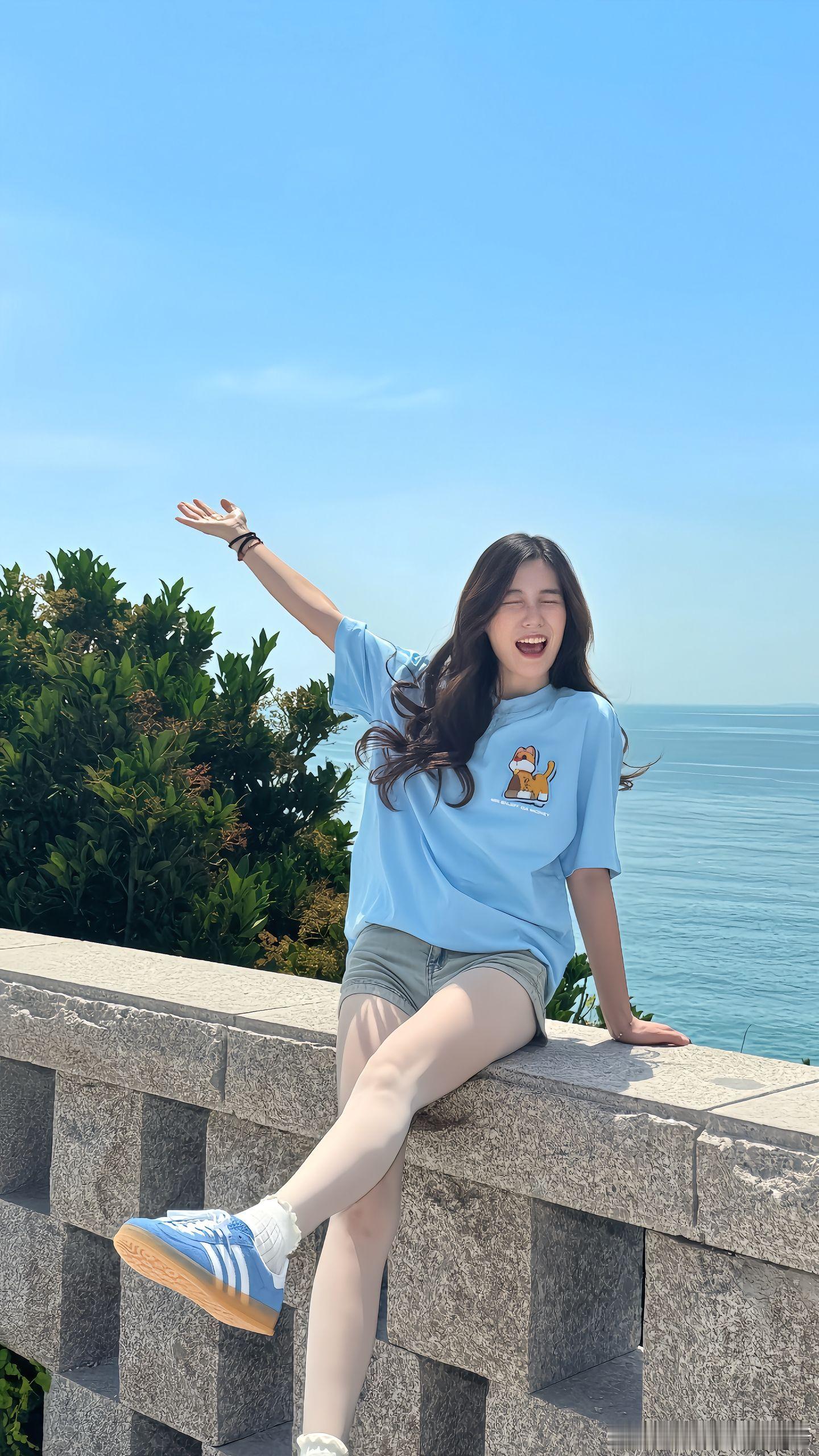 夏天的海边，穿丝袜会不会有点热～​​​