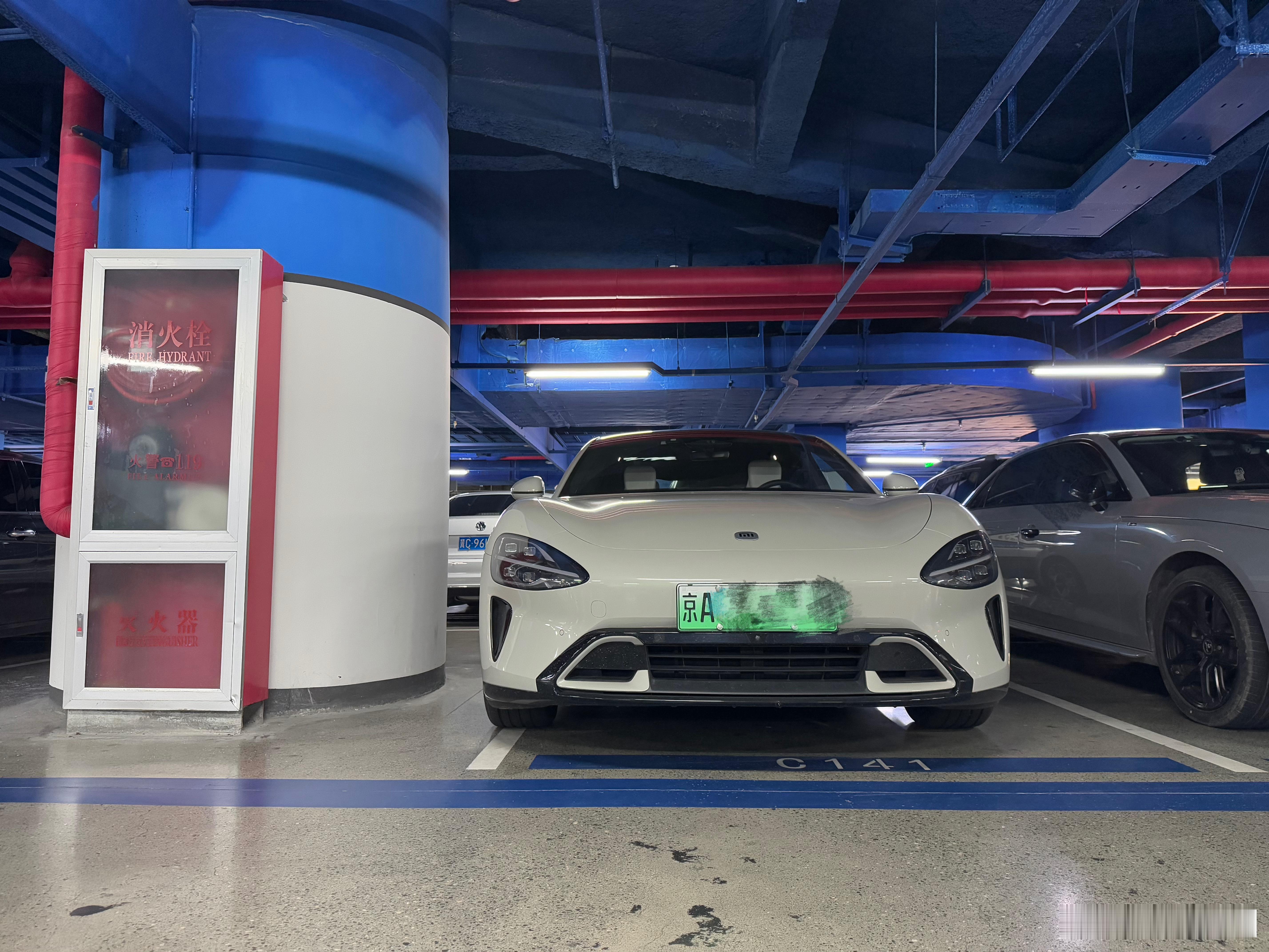 这台小米SU7真没素质这么宽的车位都停不正车轮都压到车位线外面了曝光他[doge]我