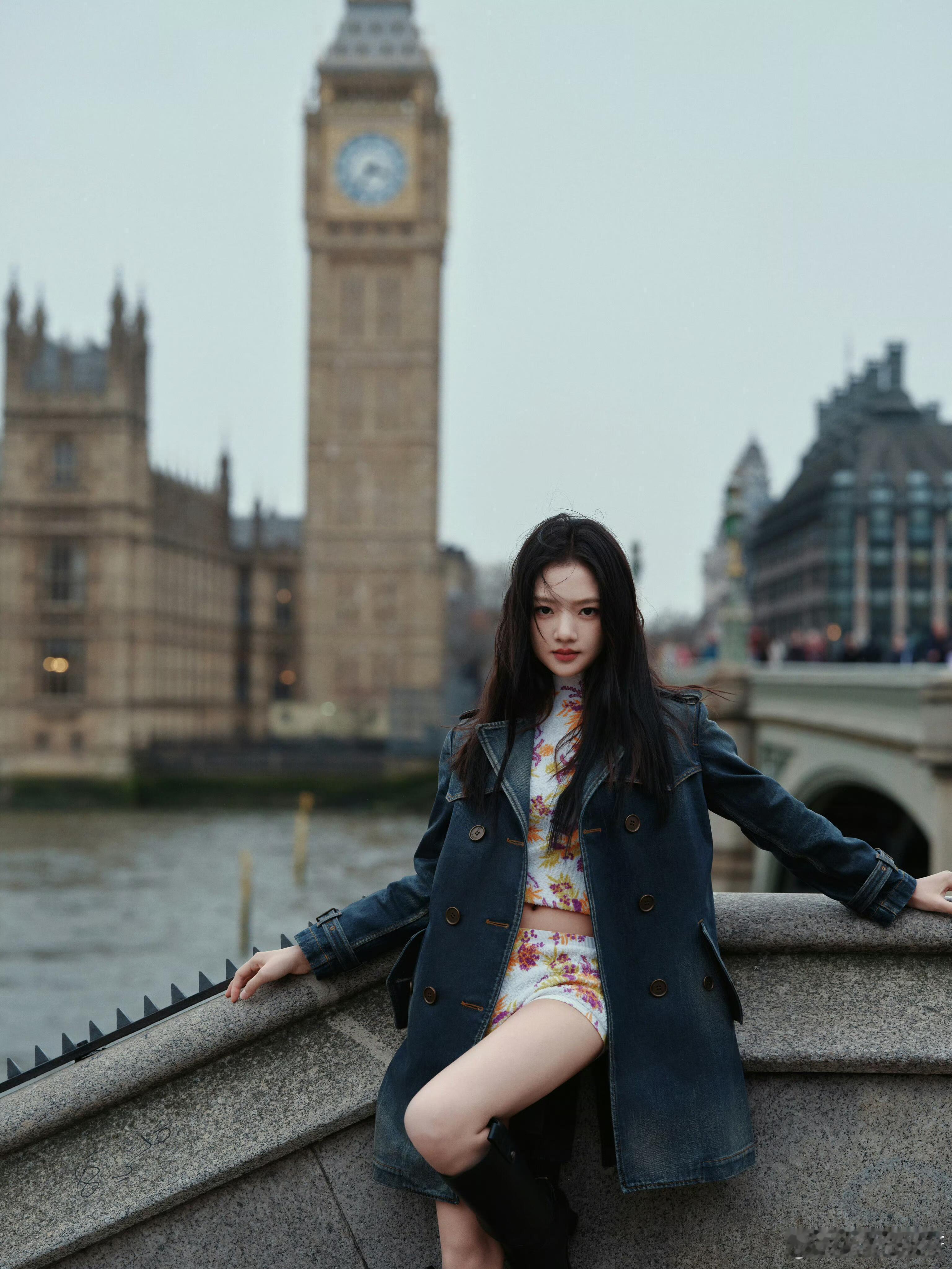 任敏受邀出席巴宝莉2026秋冬大秀，高级感满满