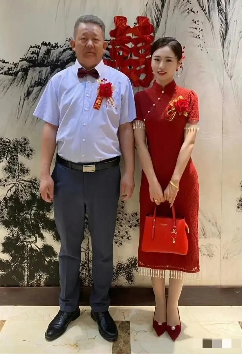 好奇！这么年轻为啥找父辈的男人结婚！是从小缺父爱吗？[？？？]