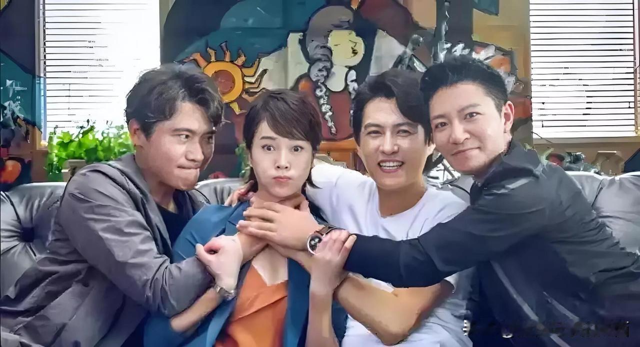 李乃文原来也有这么逗的一面，不知道他在跟哪一位女明星在搞怪？靳东和李宗翰都微笑看