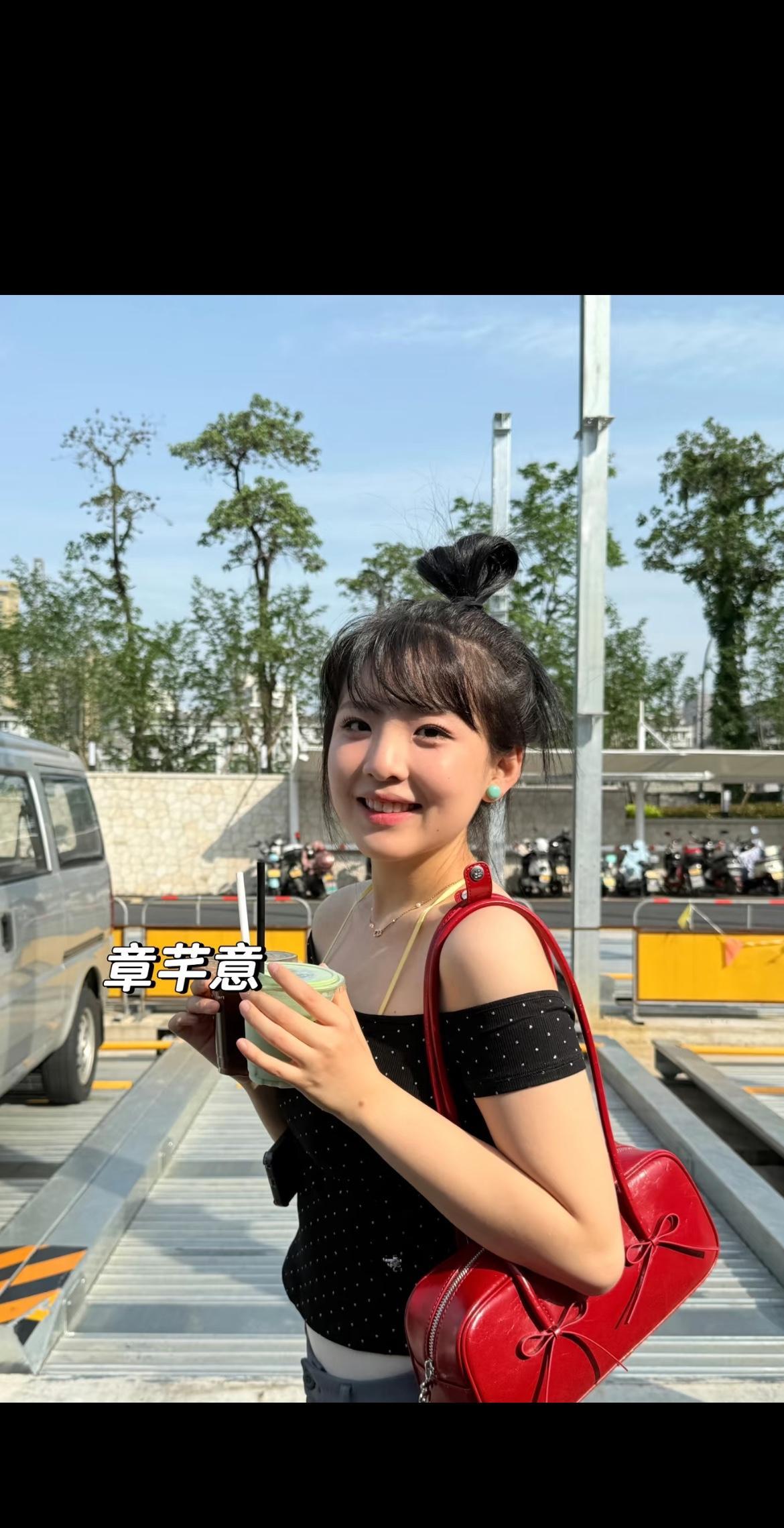 章家三姐妹，怎么感觉都在模仿章若楠啊…[笑着哭]章若楠真是捡好的基因长了，其他俩