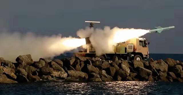 谁打伊朗我就灭谁。现在伊朗情况危急，美国一直在旁边施压，随时可能动手。伊朗想