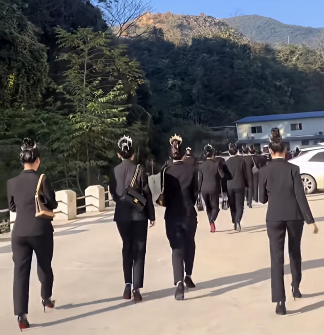 什么样的女人，最有味道梳了丸子头，美女也变丑！