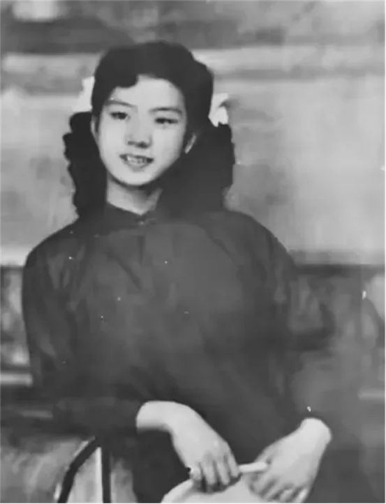 1949年，特务头子毛森，抓捕了一个交际花小姐，审讯时，毛森用刀划开她的衣服，轻