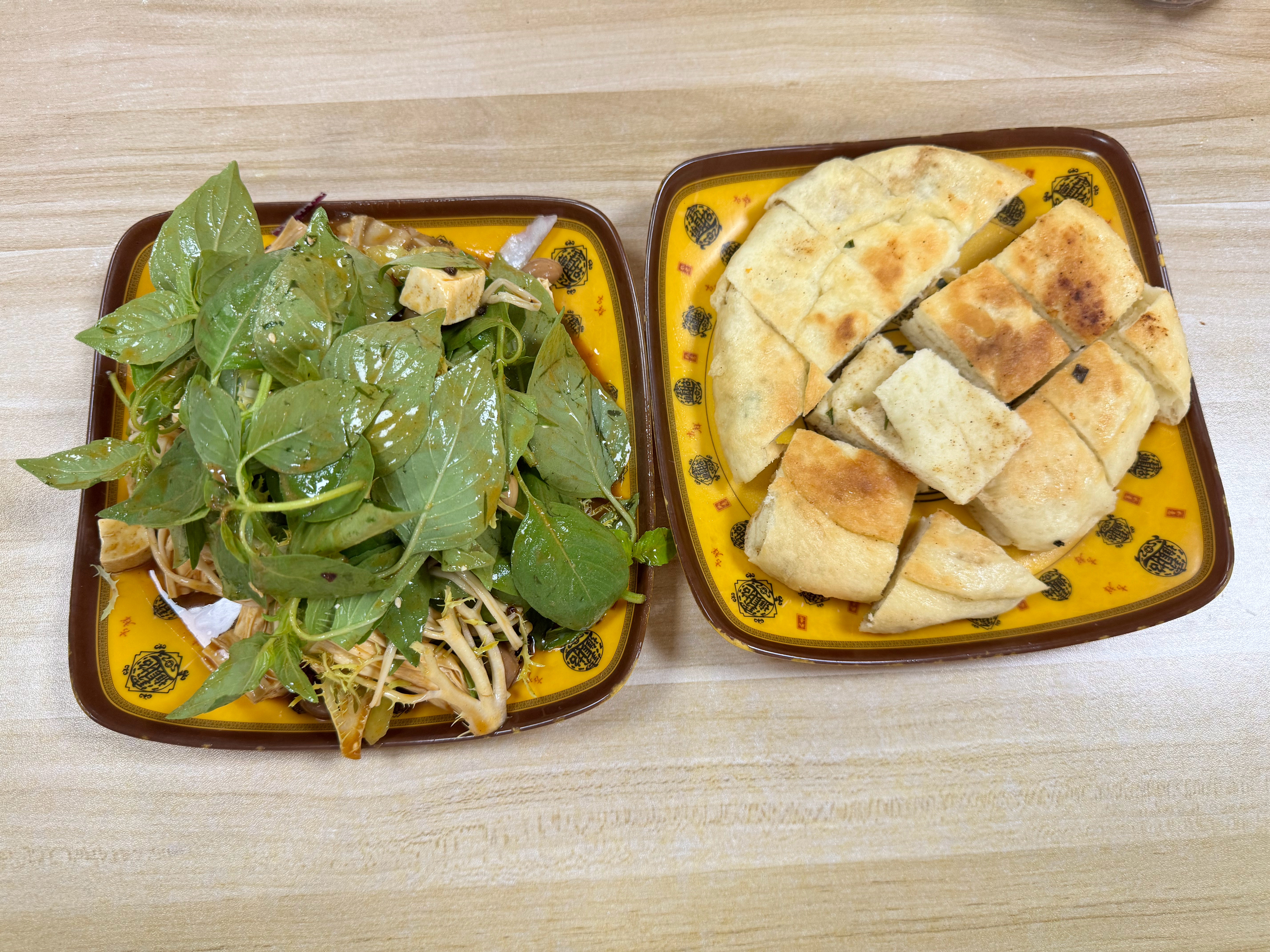 河南凉菜，烧饼，好久没有吃荆芥了[哭哭]给我看哭了​​​