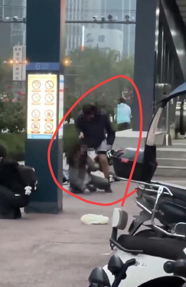 视频里那一幕太刺眼！女子对着电动车上的男子吼叫，没等争执升级，男子抬手就甩耳