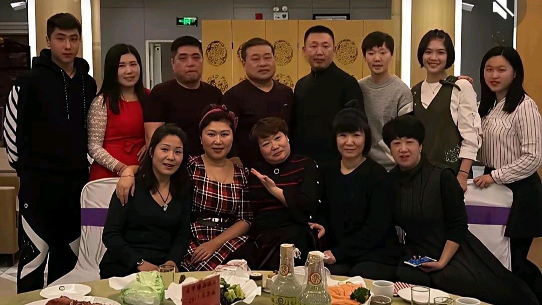 王曼昱和家人们聚会时的照片，温馨幸福的画面溢出一家人团结和睦相处。