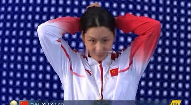历史性击败世界纪录保持者低调出击余依婷0.02秒优势勇夺泛太赛女200混冠军！