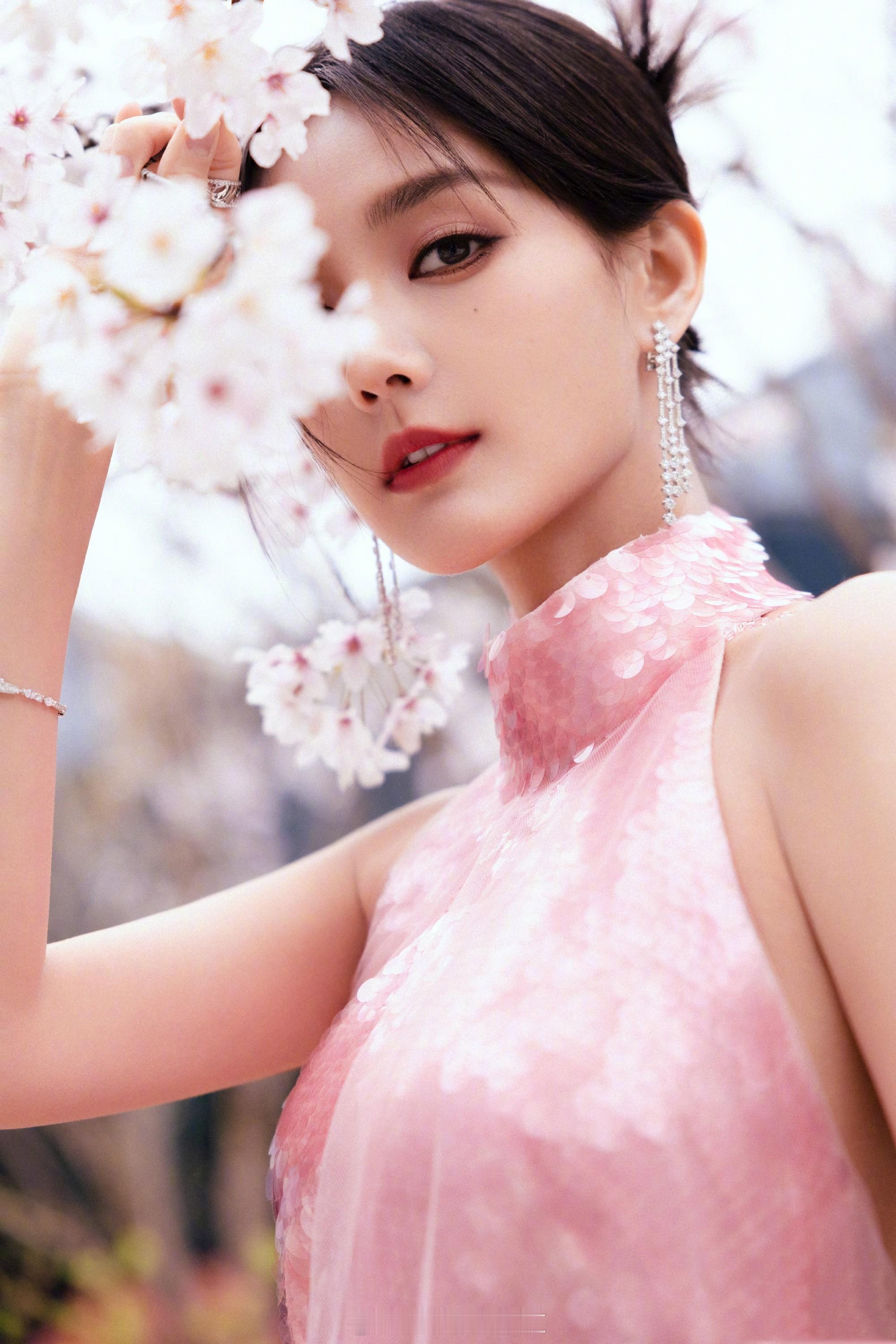 李一桐粉色美人鱼造型