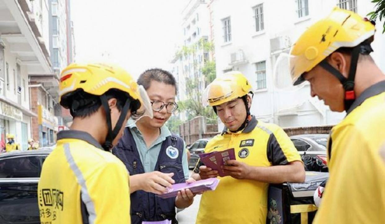 吵翻了！上海，骑手送餐抵达顾客门口敲门无人应答，便将外卖放在门口后离开，不料顾客