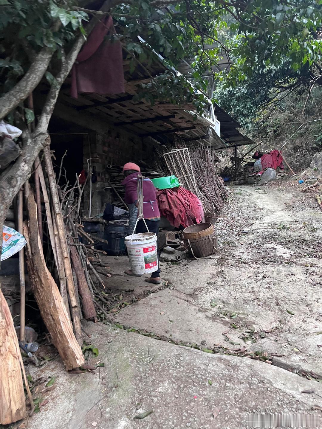 外婆说，她没有人照顾。