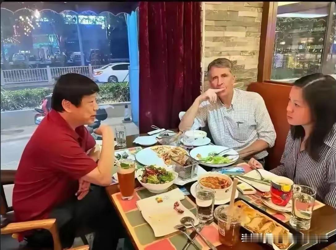 曾《环球时报》总编辑，胡锡进，现《纽约时报》驻华记者，柏凯斯，任《纽约时