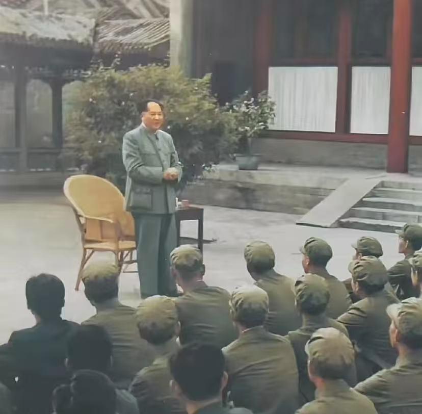 教员正在给8341部队的官员讲话，虽然看不到士兵们的面貌，但是从背影里也能看出个