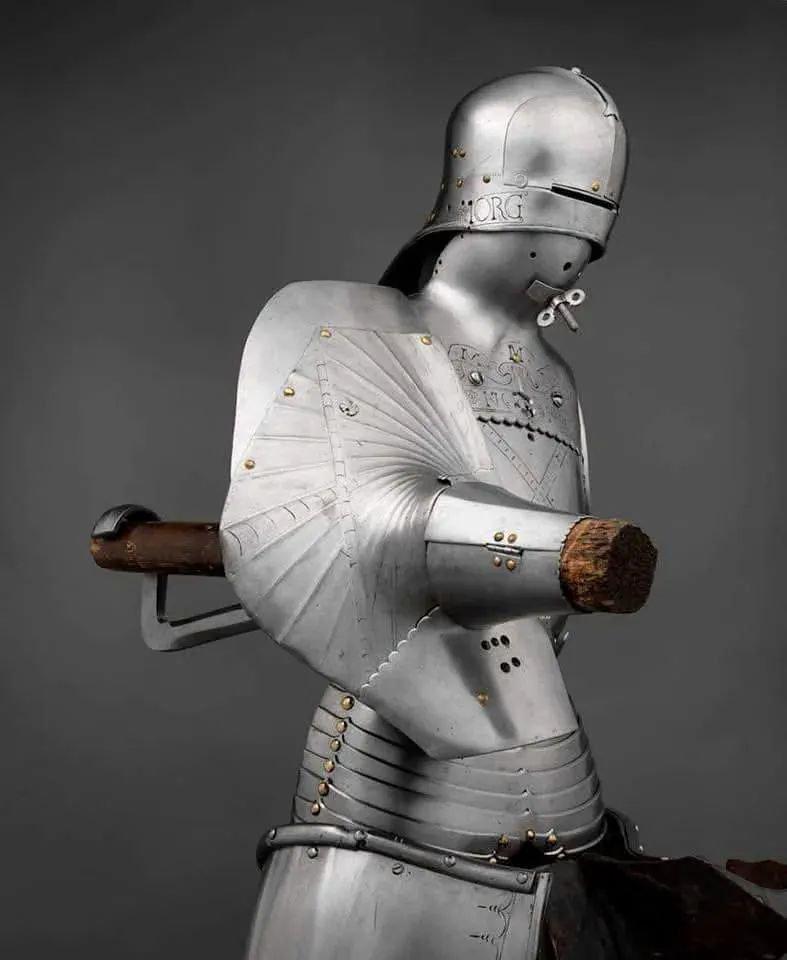 这套由皇帝马克西米利安一世于约1494年委托制作的马上比武盔甲，现藏于维也纳艺术