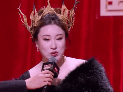 锤娜丽莎大树般的地母系美人一袭黑裙，如大地之母在红毯上开枝散叶。她的美不只在于