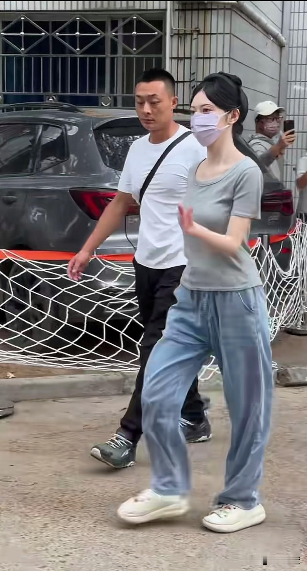 看到前凸后翘，简约时尚，英姿飒爽的景甜，张继科恐怕肠子都悔青了。