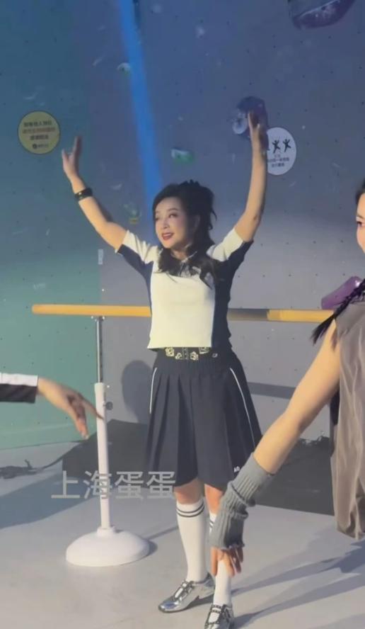 刘晓庆，让许多人惭愧了！4月1日晚上，75岁的刘晓庆，连夜冲上了热搜，这一次