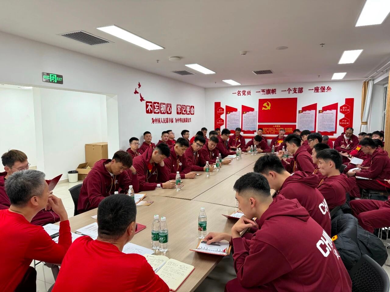 中国男篮集训队召开入队会，赵睿继续担任球队队长。会上，郭导要求所有人要提高对此次