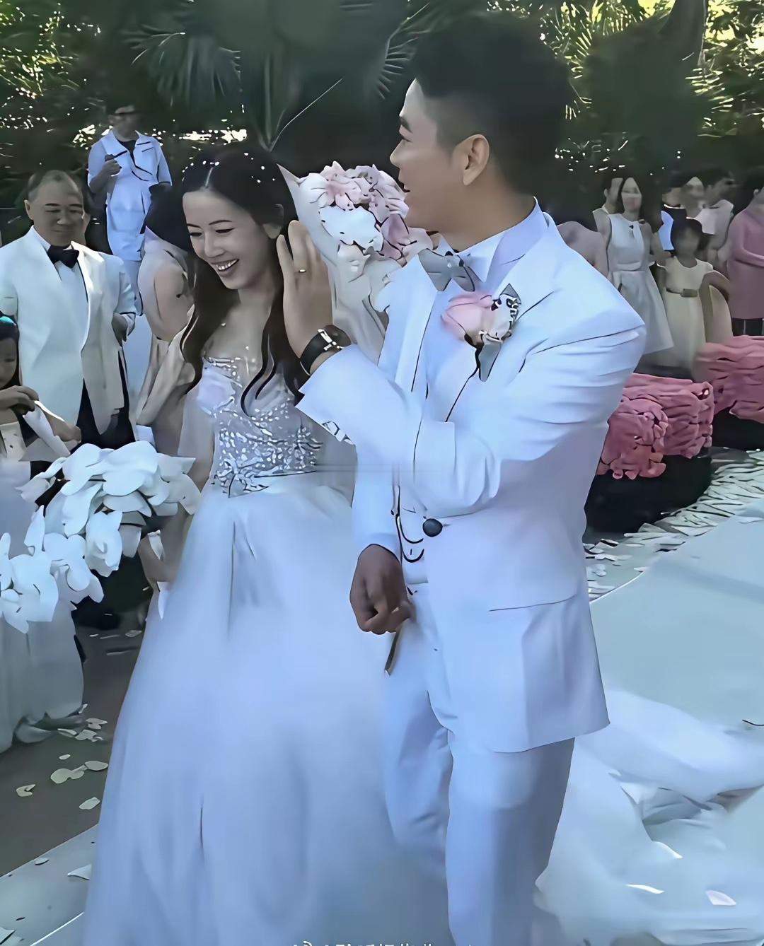 刘强东当年结婚时真的幸福满满啊
