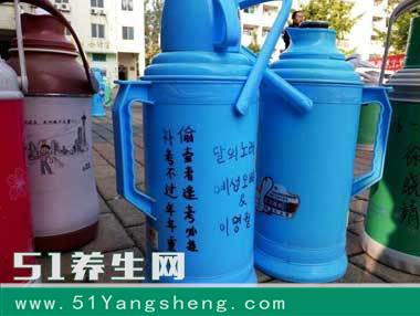 生活小窍门: 暖瓶里厚厚的水碱该如何清除? 一招去除, 安全又干净