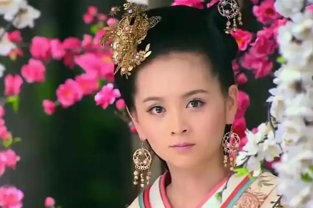 公元前150年，38岁汉景帝奄奄一息，艰难的握住宠妃的手:“栗姬，你要善待我14