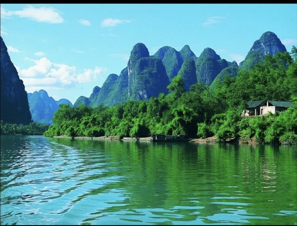 今天有人看到我，说我又矮了不少。我笑笑说：人过了六十岁，身高自然要随着岁月的流逝